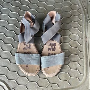Sorel elastic banded sandals